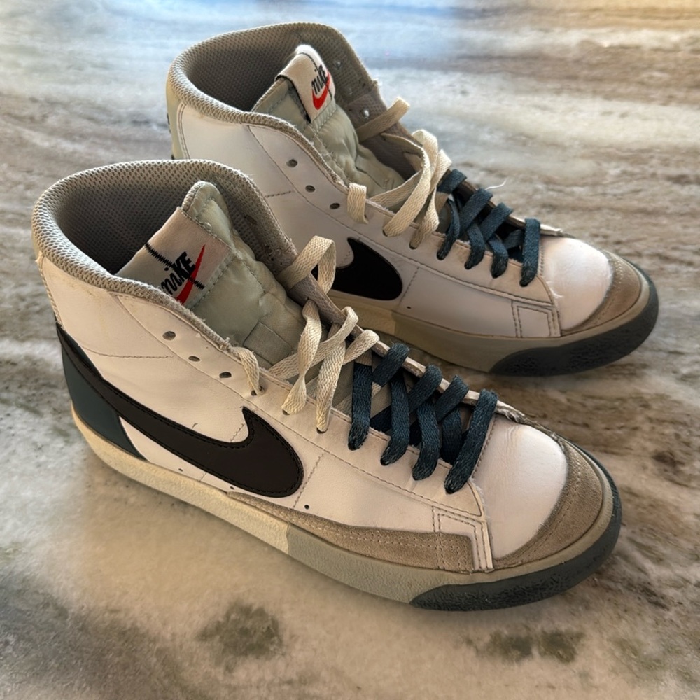 Nike Blazer Mid ‘77 SE (GS) Youth Size 4
